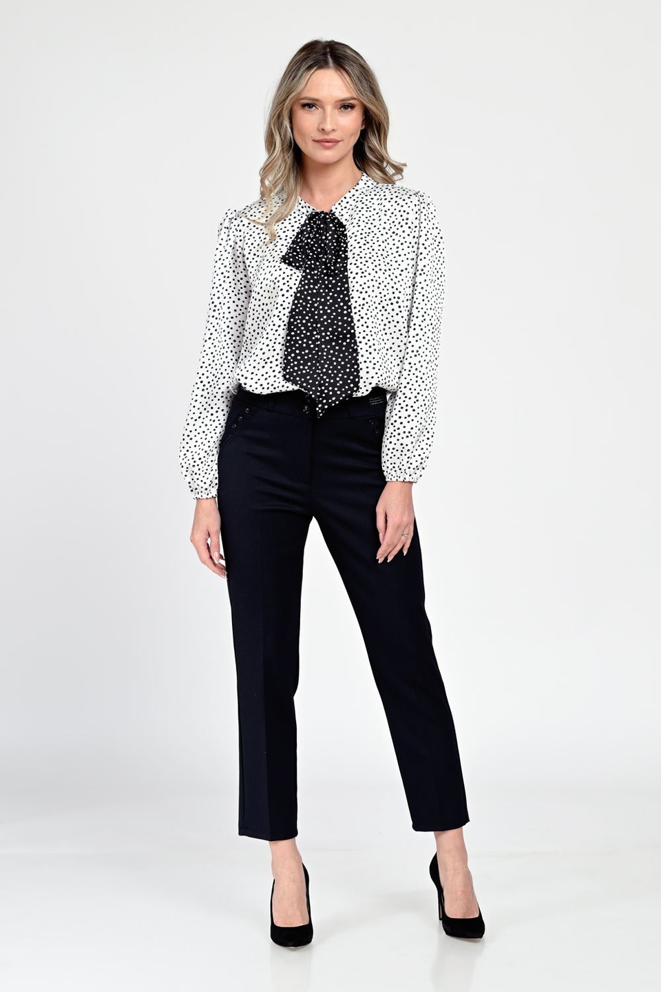 Bluza Dama din Satin, Alba cu puncte negre, Eleganta cu Funda V305